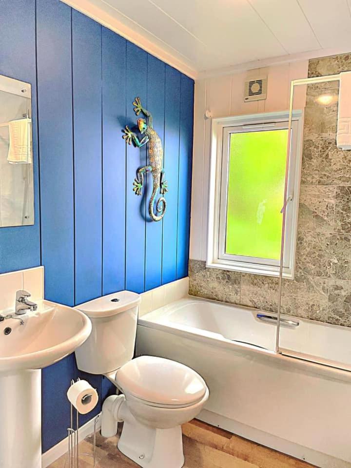 Шале Woodland View -hot Tub-tenby-carmarthen-st Clears