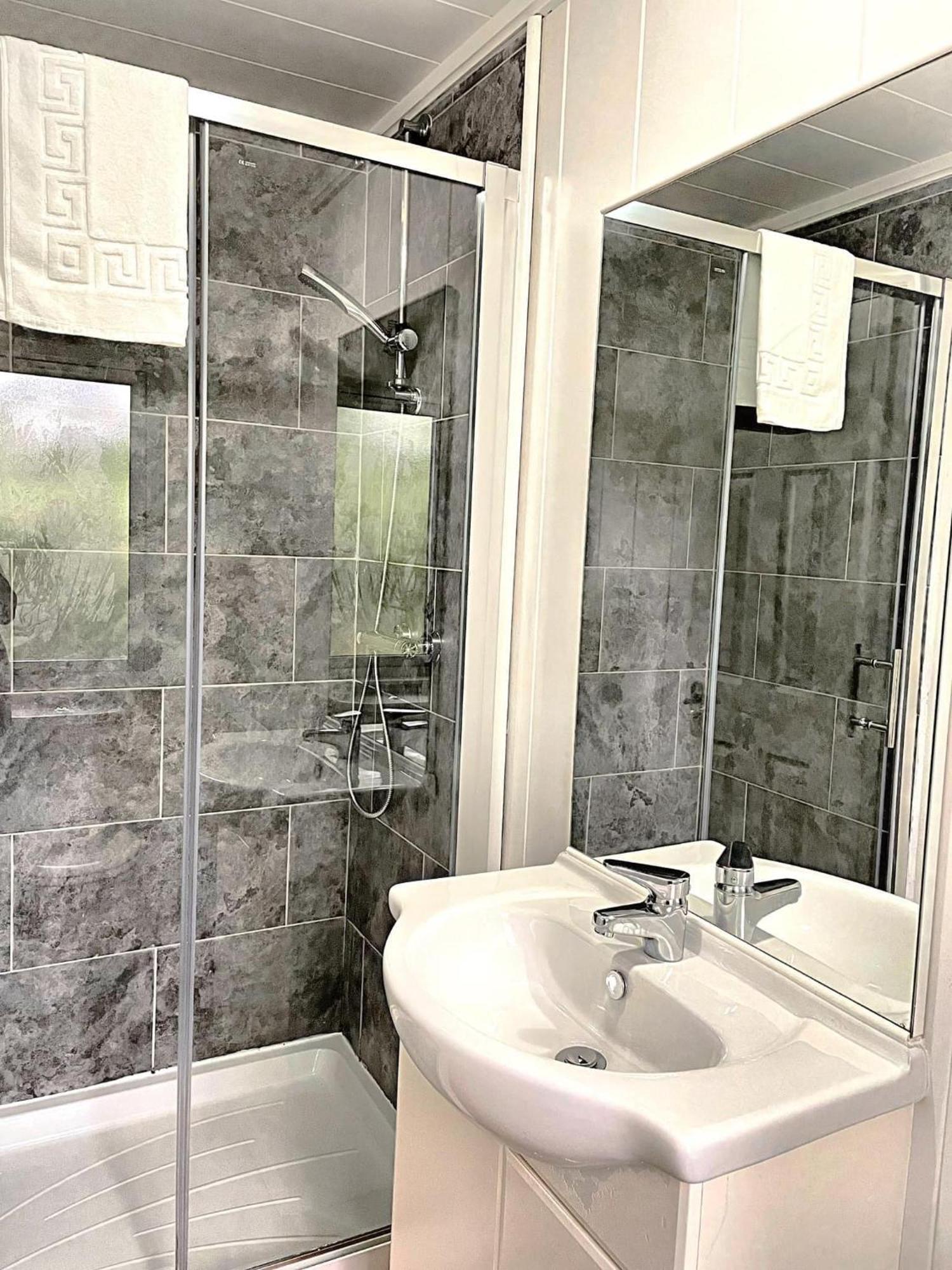 Woodland View -hot Tub-tenby-carmarthen-st Clears Шале Сент-Клирс
